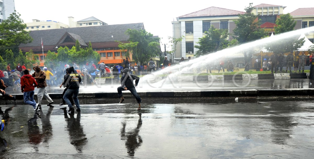 Simulasi Pengamanan Pemilu Antara Foto