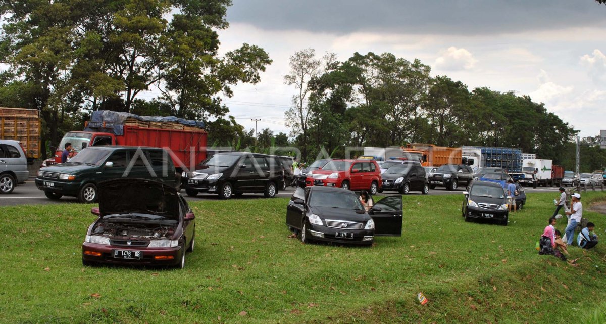 Puncak Macet Antara Foto