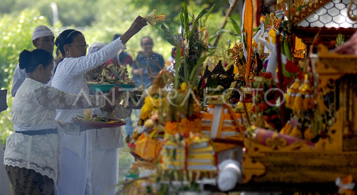 UPACARA MELASTI DI SURABAYA ANTARA Foto