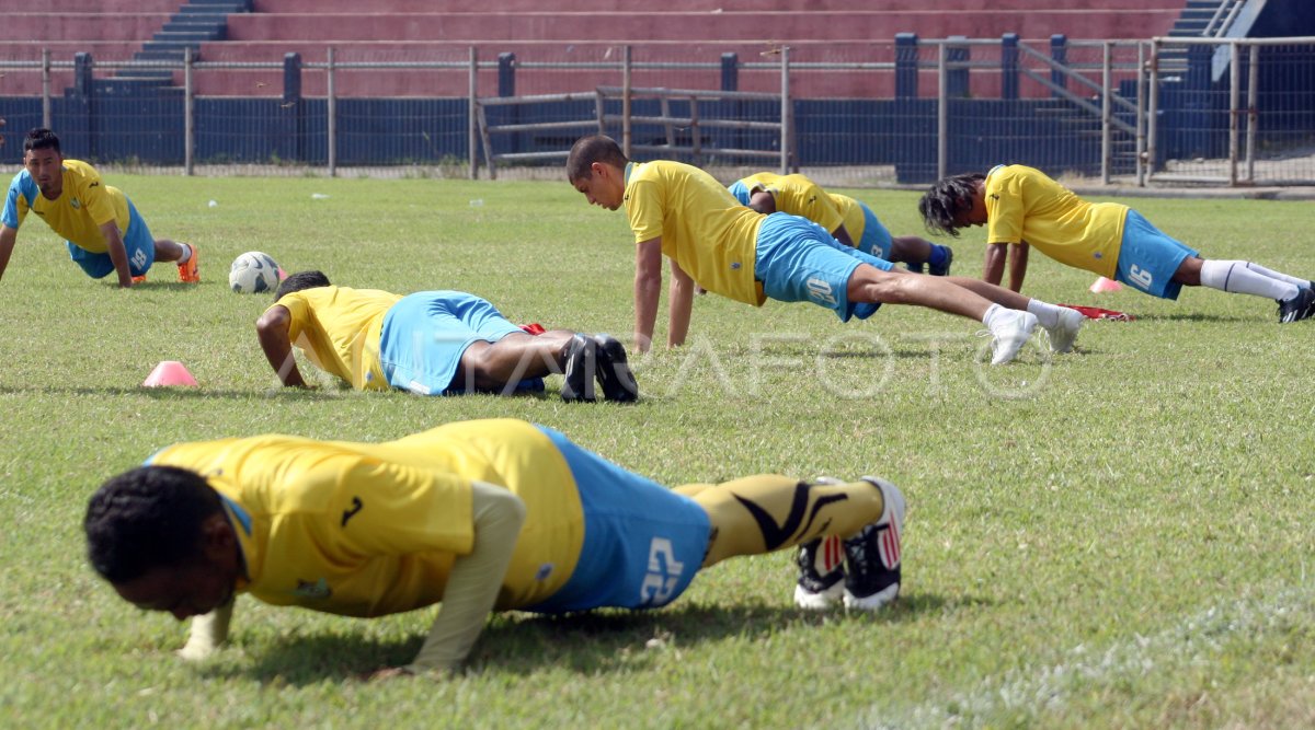 LATIHAN PERSEGRES GRESIK UNITED ANTARA Foto