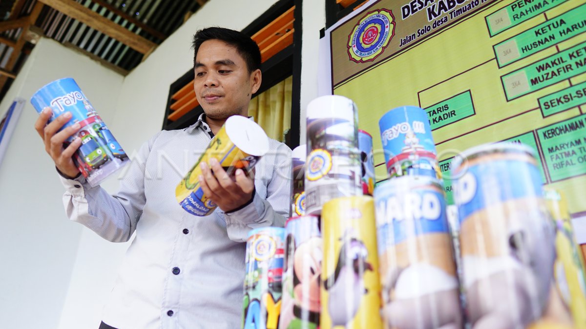 CELENGAN BERBAHAN BEKAS GULUNGAN KERTAS ANTARA Foto