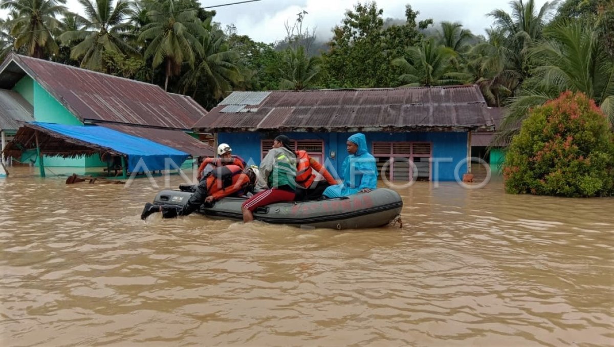 Kecamatan Kolaka Timur Terendam Banjir Bandang Antara Foto