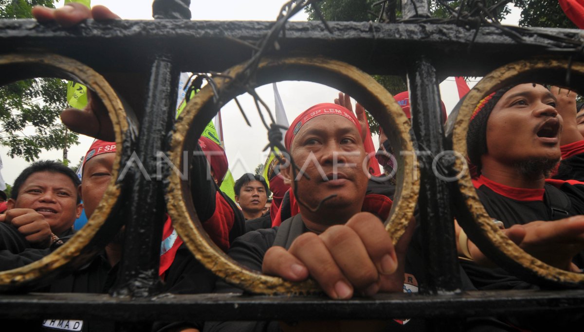 TUNTUT KENAIKAN UPAH ANTARA Foto