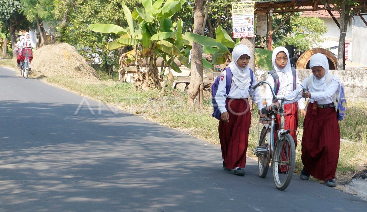 HARI PERTAMA MASUK SEKOLAH ANTARA Foto