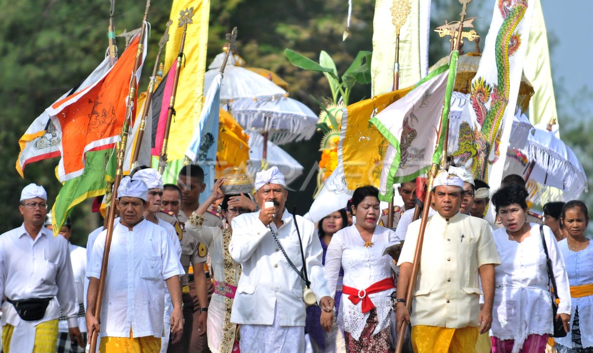 UPACARA MELASTI ANTARA Foto