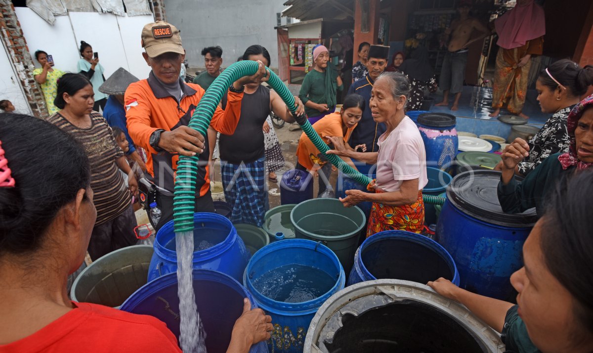 Bantuan Air Bersih Untuk Warga Antara Foto