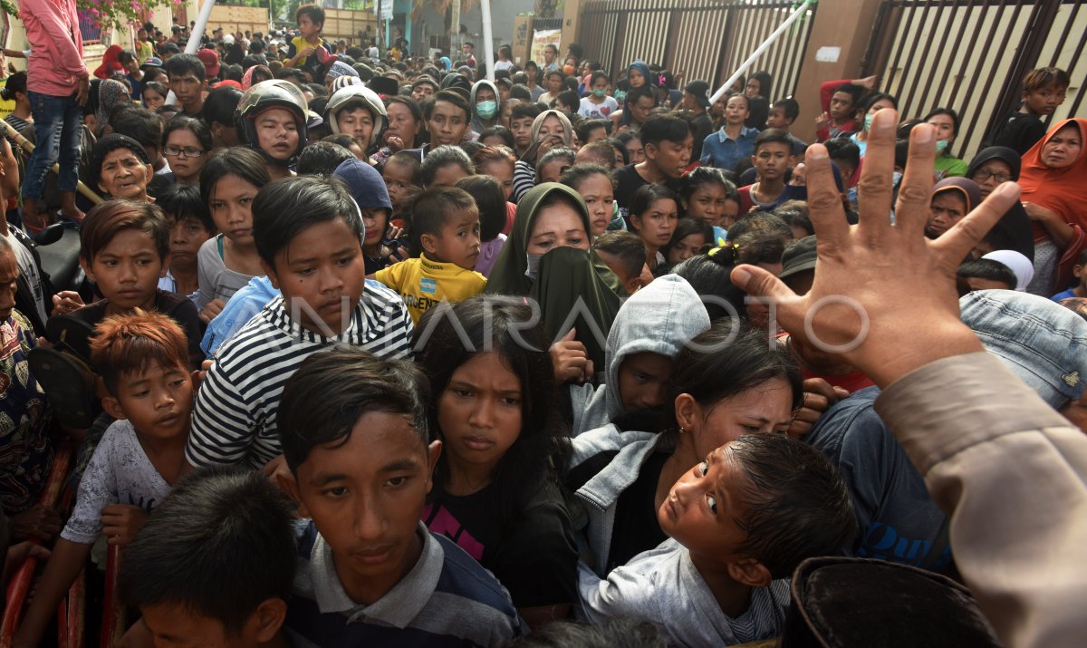 Antrean Pembagian Sedekah Antara Foto