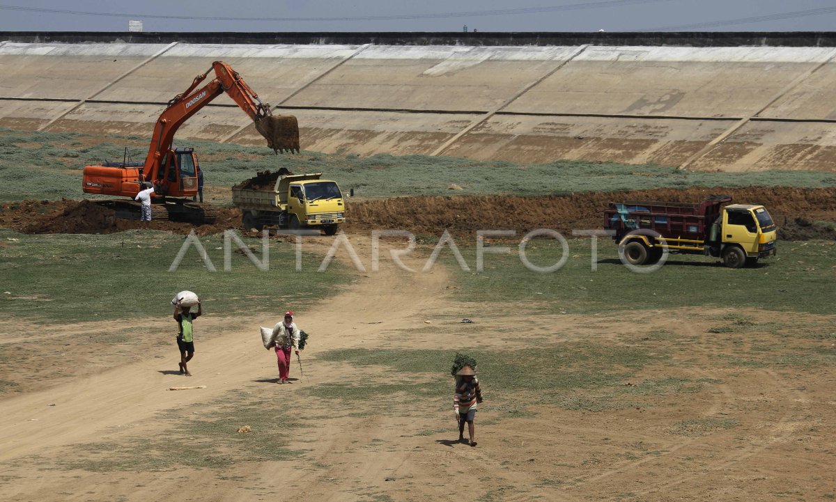 Pengerukan Sedimentasi Waduk Antara Foto