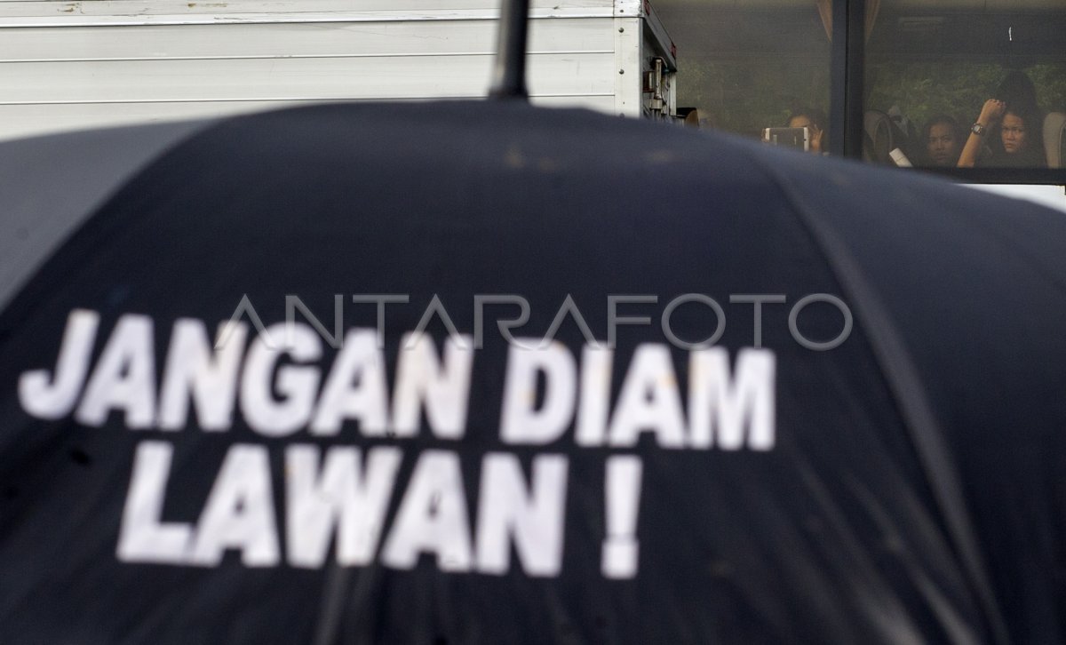 Kamisan Pertama Di Tahun Antara Foto