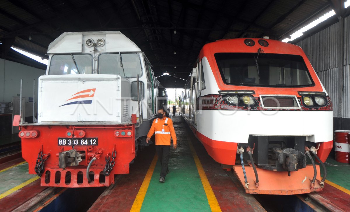 Pembatalan Perjalanan Kereta Api Di Padang Antara Foto