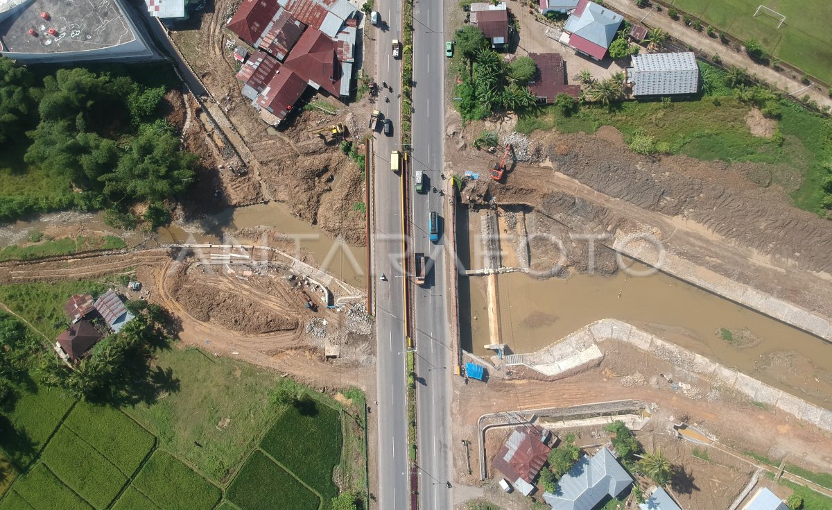 Proyek Pengendali Banjir Di Padang Antara Foto