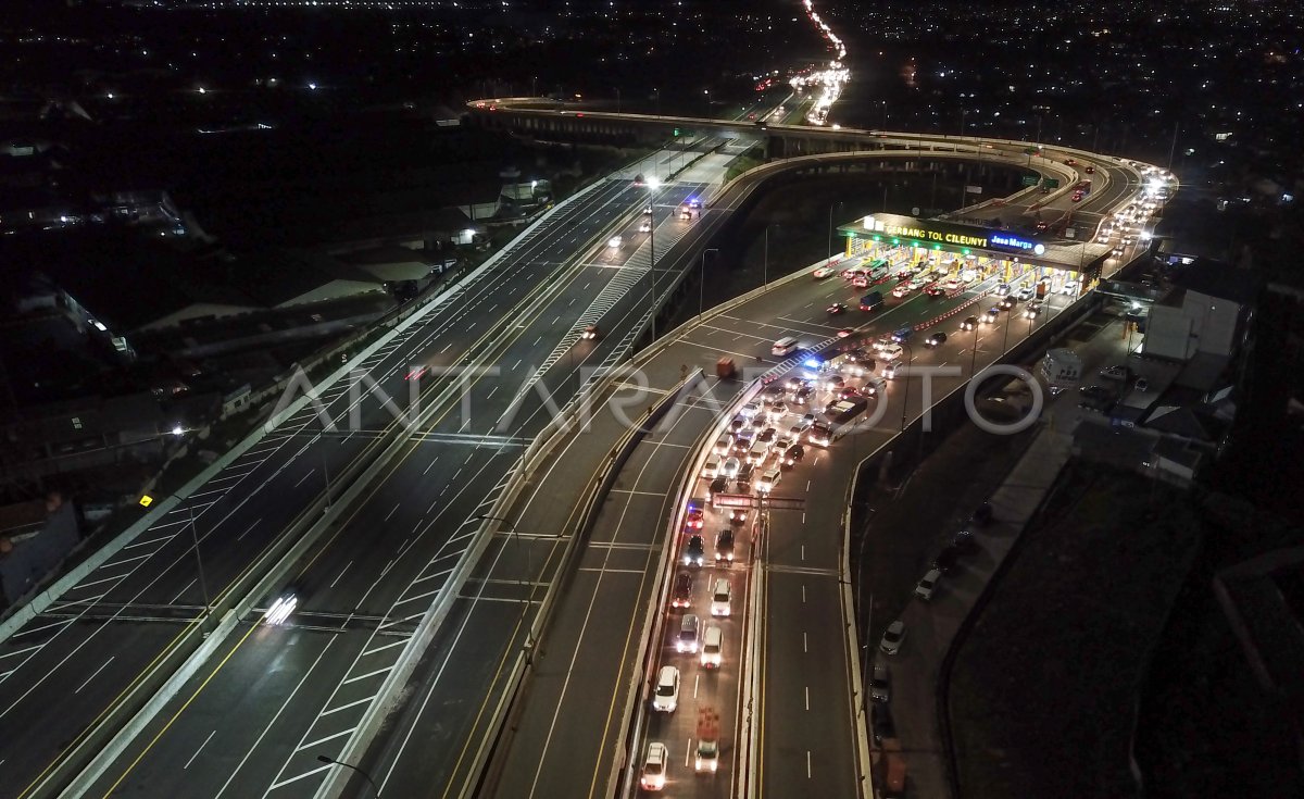 Gerbang Keluar Tol Cileunyi Padat Kendaraan Antara Foto