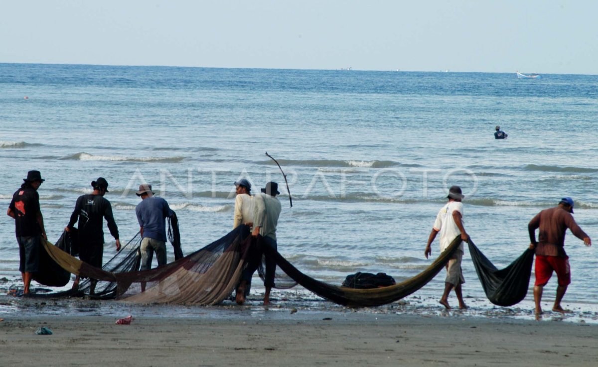 PUKAT PANTAI ANTARA Foto