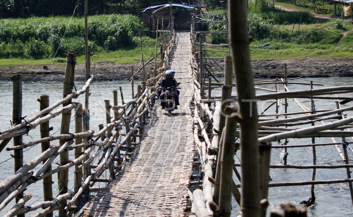 Jembatan Bambu Darurat Antara Foto