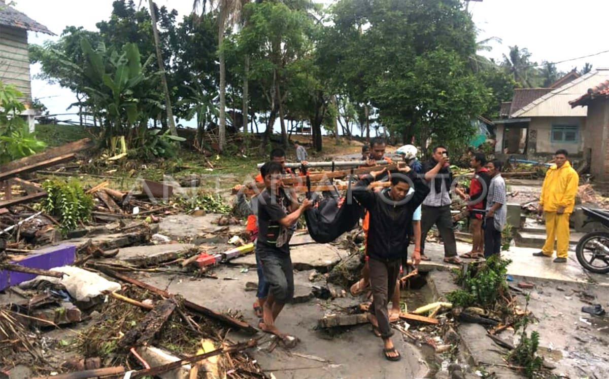 KORBAN TSUNAMI SELAT SUNDA ANTARA Foto