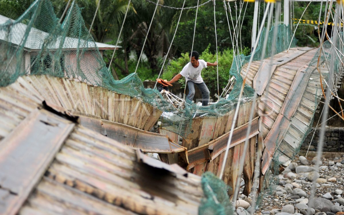 MELEWATI JEMBATAN RUSAK ANTARA Foto