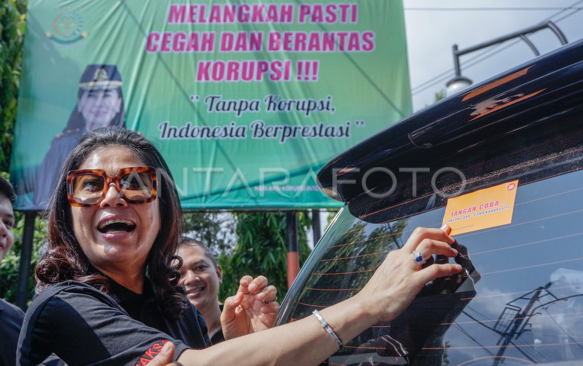 Bagi Bunga Peringatan Hari Anti Korupsi Sedunia Antara Foto