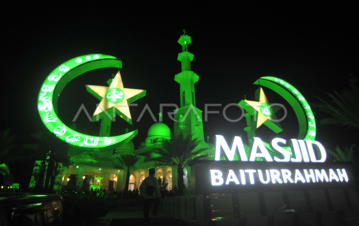 IKTIKAF DI MASJID BAITURRAHMAH PADANG ANTARA Foto