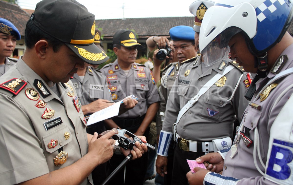 Pemeriksaan Senpi Anggota Polisi Antara Foto