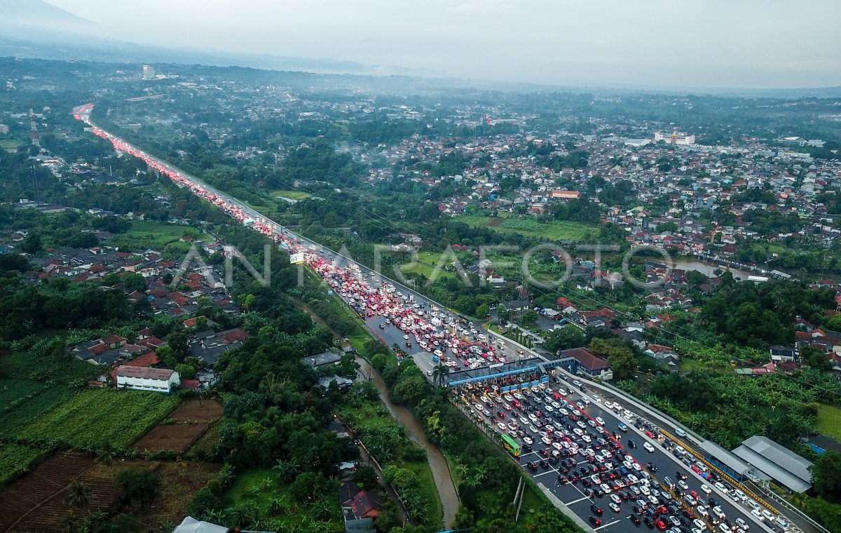 Kepadatan Kendaraan Di Exit Tol Ciawi Antara Foto