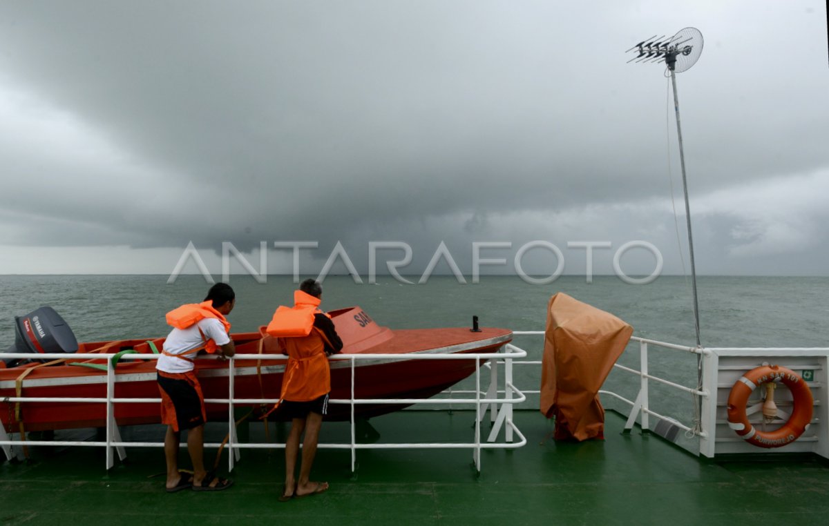 Cuaca Buruk Laut Jawa Antara Foto