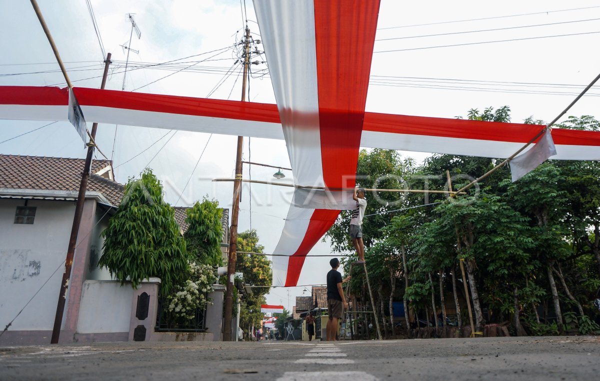 Bendera Merah Putih Meter Antara Foto