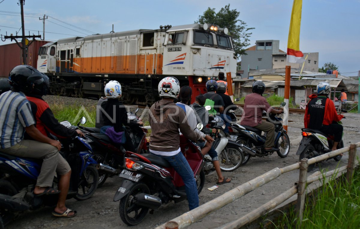 PERLINTASAN KERETA API TANPA PALANG PINTU ANTARA Foto