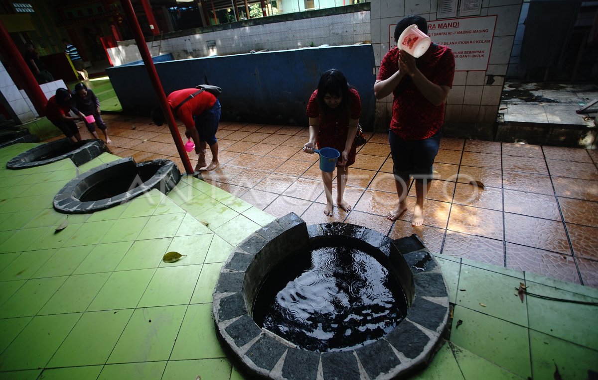 Tradisi Mandi Sumur Antara Foto