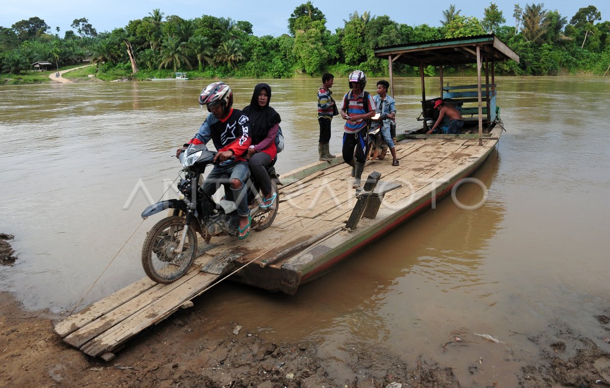 TRANSPORTASI PENYEBERANGAN SUNGAI BATANGHARI ANTARA Foto