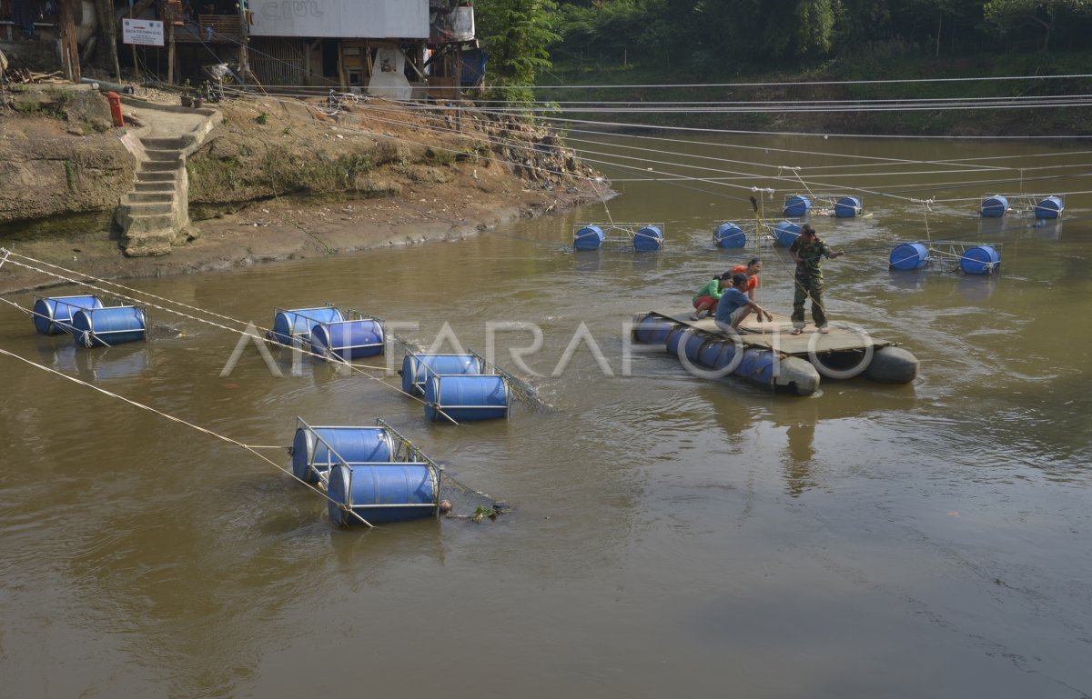 Jaring Sampah Apung Antara Foto