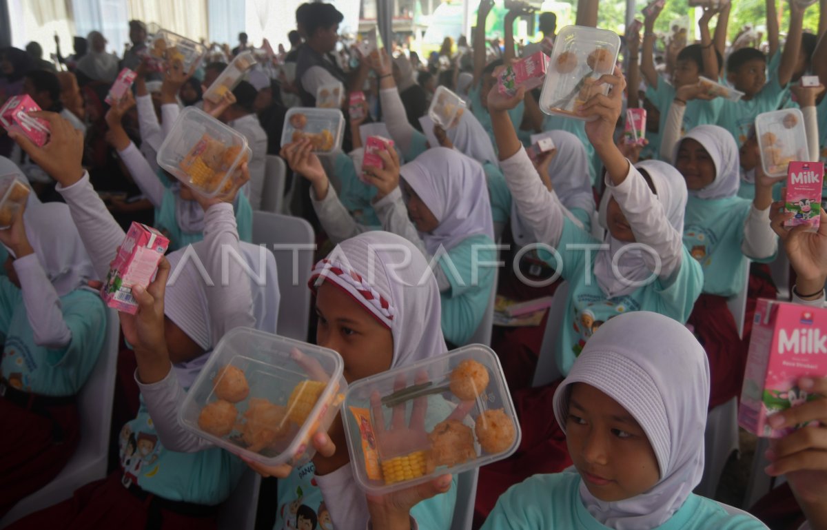 Gerakan Edukasi Dan Pemberian Pangan Bergizi Untuk Siswa ANTARA Foto