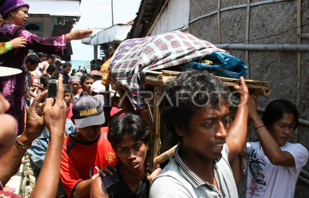 KORBAN KAPAL TENGGELAM ANTARA Foto