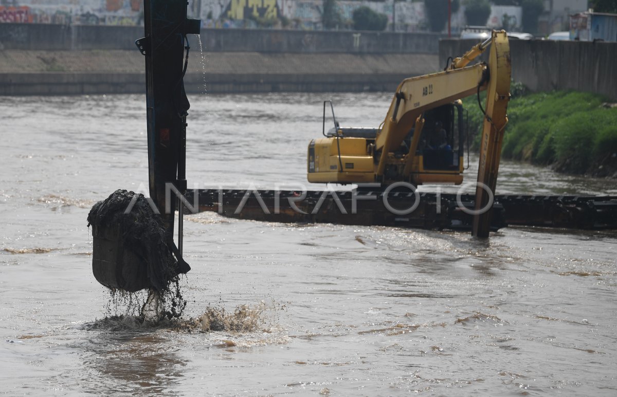 Pengerukan Kali Ciliwung Antara Foto