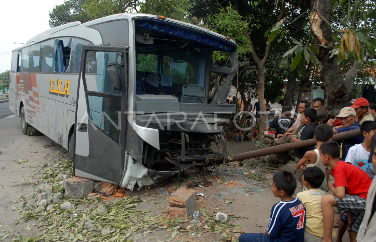 Bus Terperosok Ke Selokan Antara Foto