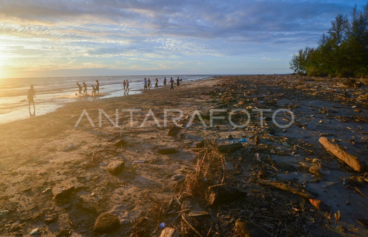 PANTAI PASIR JAMBAK PENUH SAMPAH ANTARA Foto