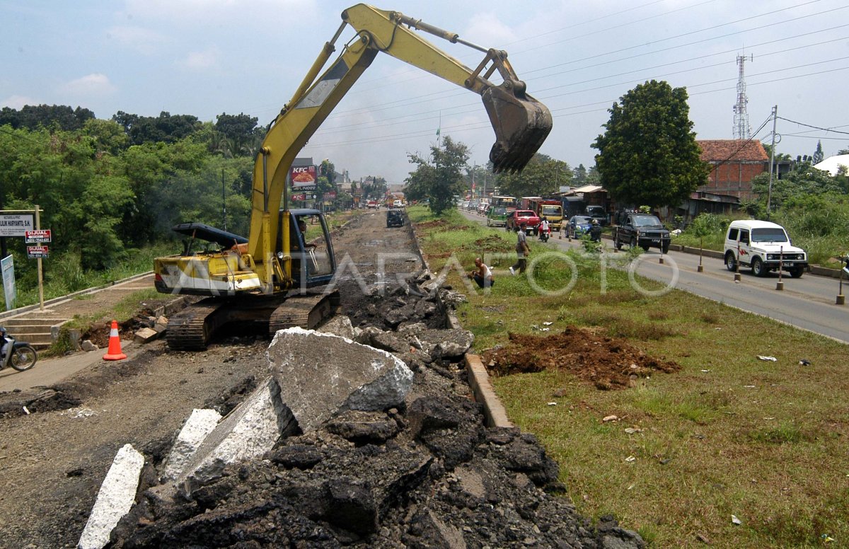 PERBAIKAN JALAN ANTARA Foto