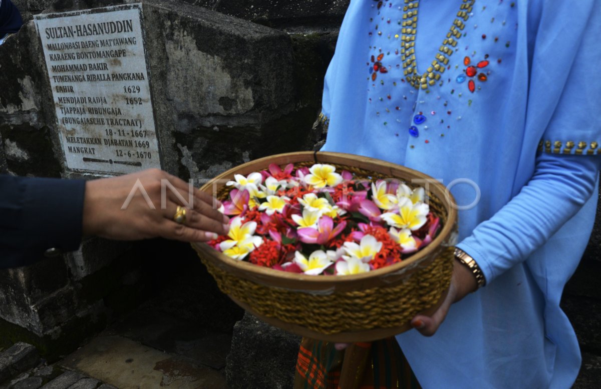 ZIARAH DI MAKAM PAHLAWAN SULTAN HASANUDDIN ANTARA Foto