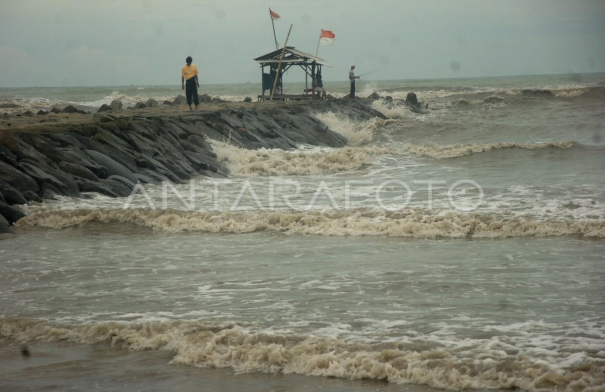 WASPADA OMBAK BESAR DI LAUT JAWA ANTARA Foto