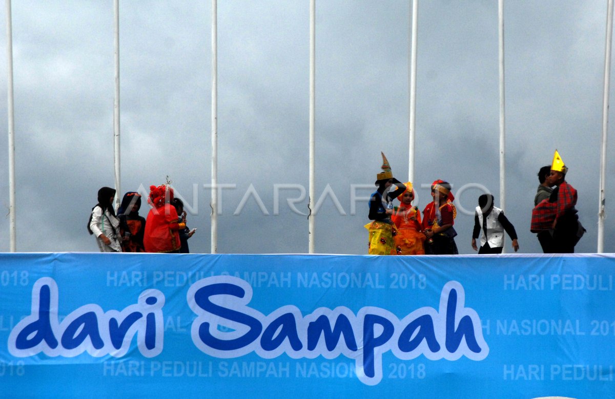 Karnaval Busana Daur Ulang Sampah Antara Foto