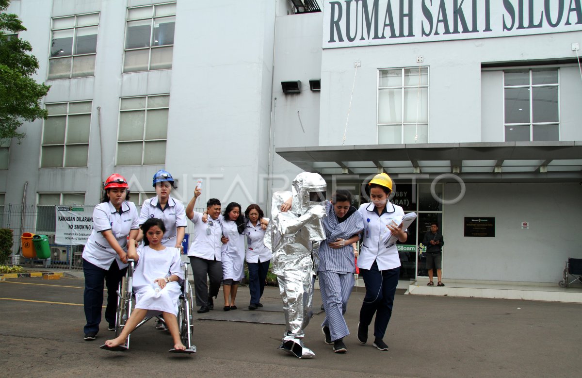 Simulasi Penyelamatan Korban Bencana Dan Kebakaran Antara Foto