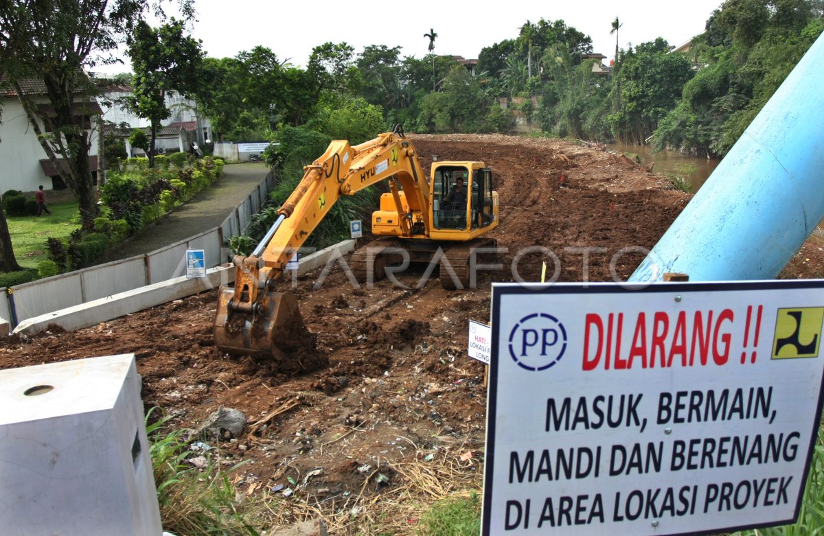 NORMALISASI KALI PESANGGERAHAN ANTARA Foto