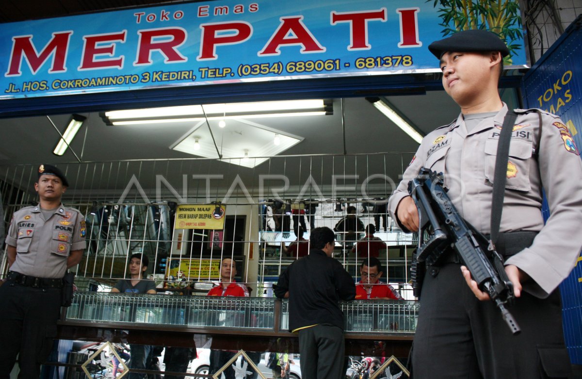 PERKETAT PENJAGAAN TOKO EMAS ANTARA Foto