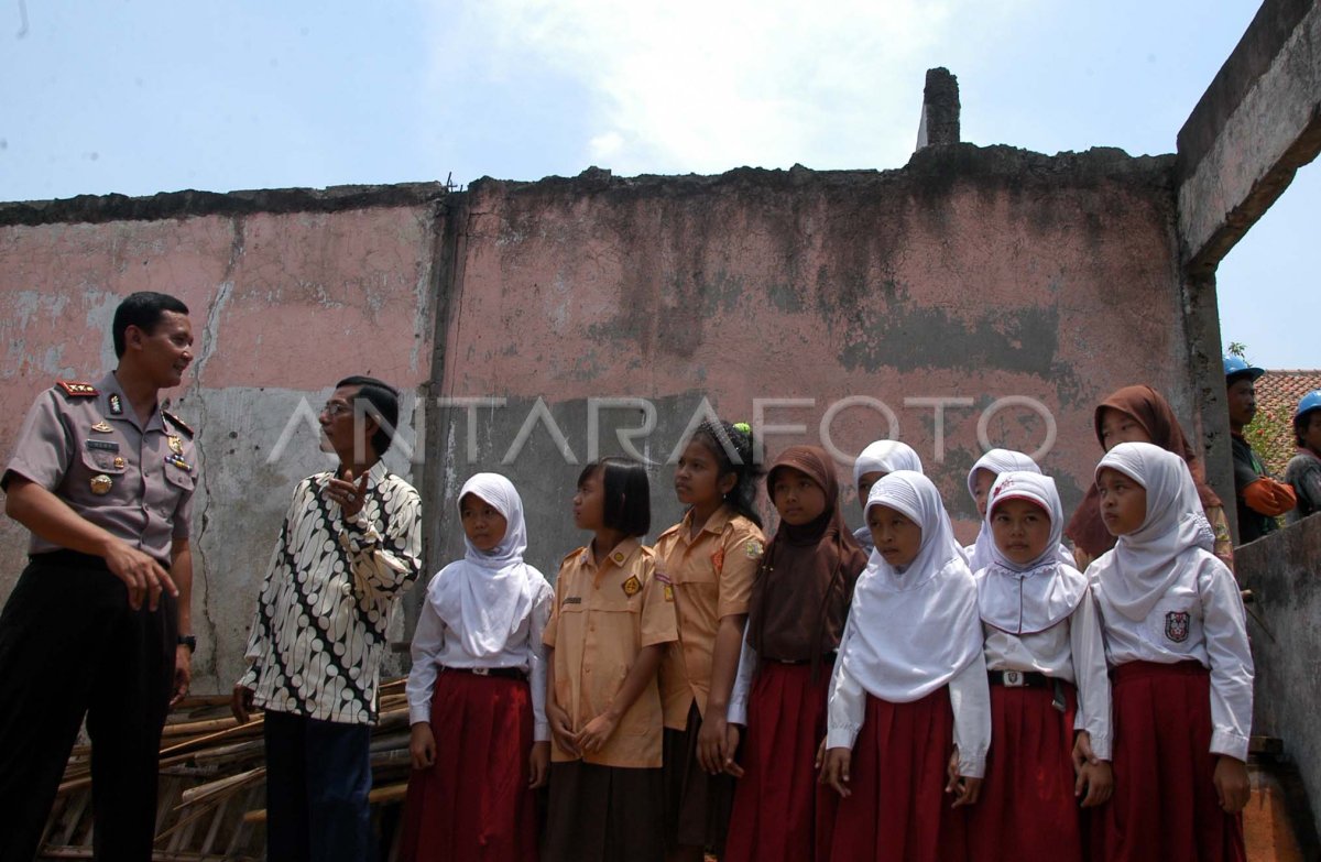 Perbaikan Gedung Sekolah Antara Foto