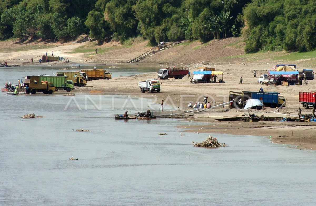 BENGAWAN SOLO SURUT ANTARA Foto