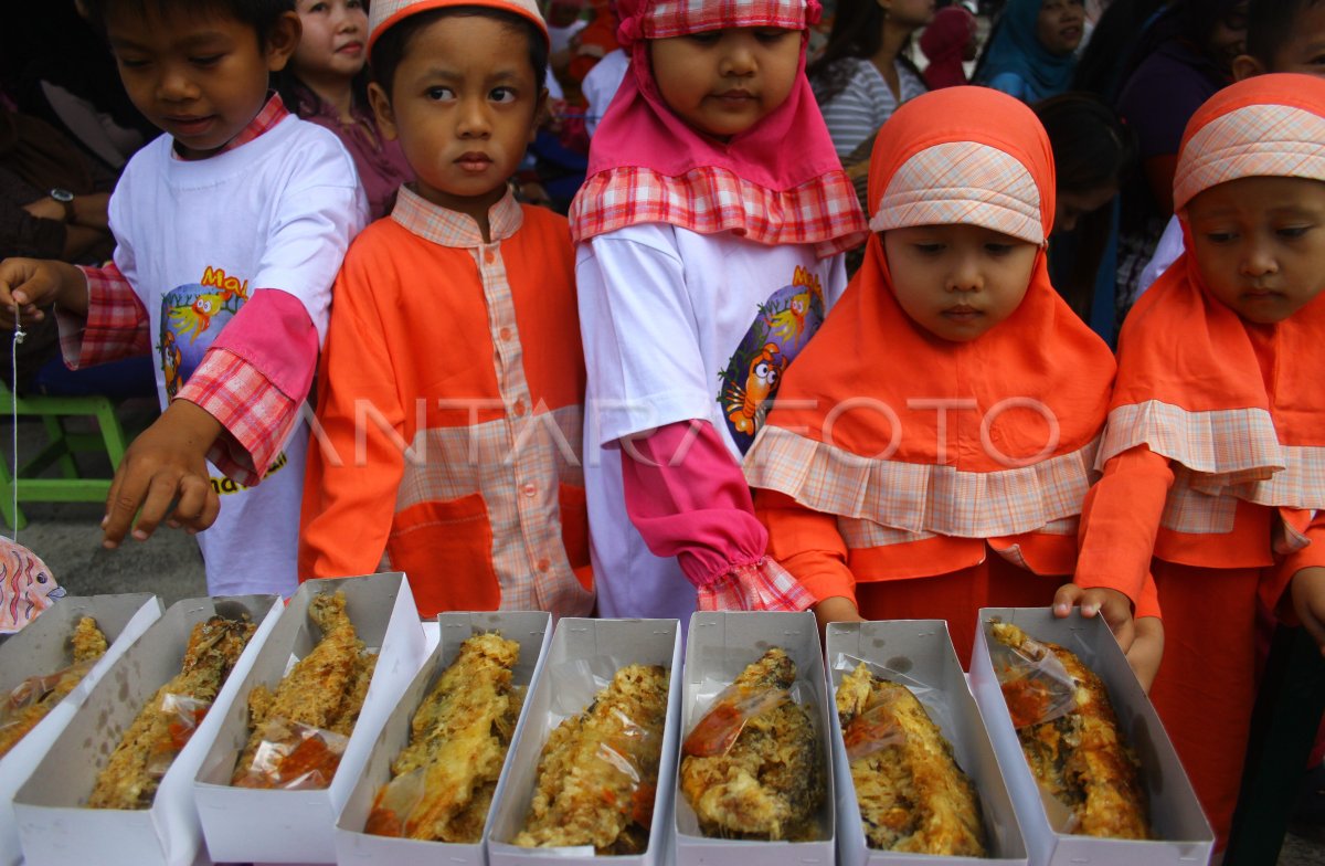 Gerakan Makan Ikan Antara Foto