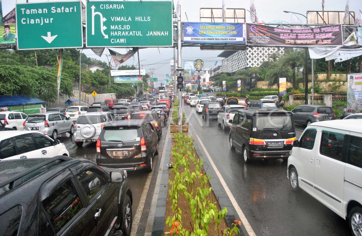 LIBUR PASKAH JALUR PUNCAK MACET ANTARA Foto