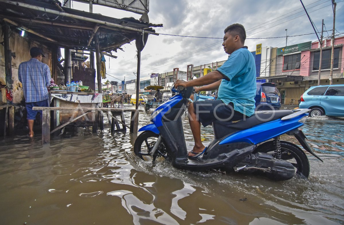 BANJIR AKIBAT DRAINASE BURUK DI MATARAM ANTARA Foto