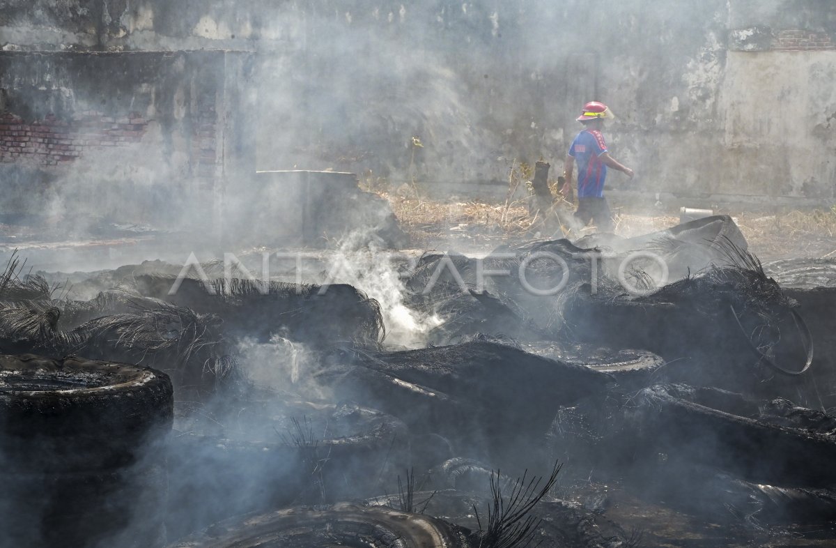 Kebakaran Gudang Ekspedisi Di Mataram ANTARA Foto