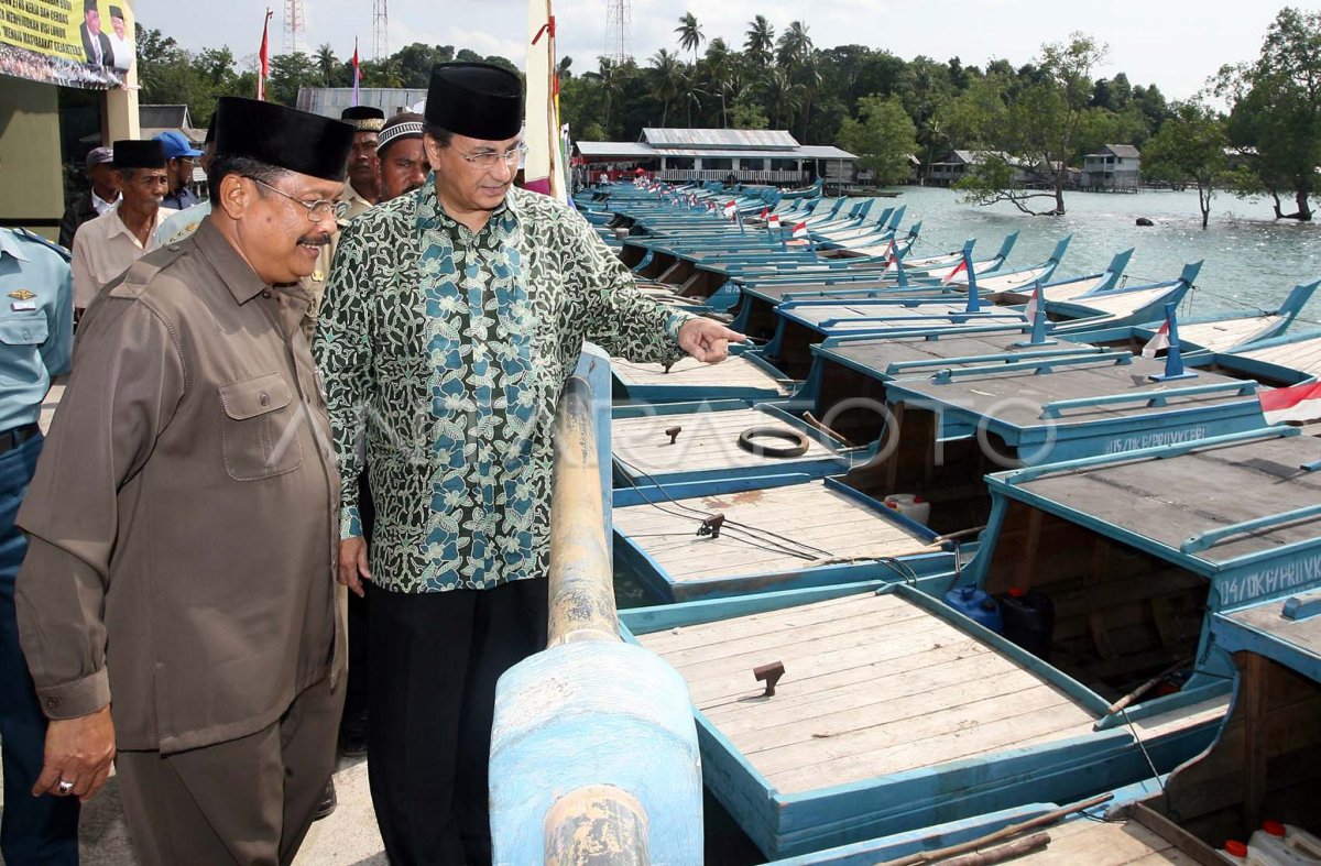 BANTUAN KAPAL NELAYAN ANTARA Foto