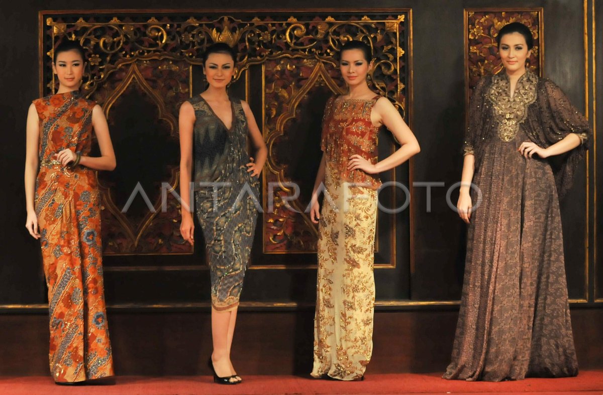 Busana Batik Antara Foto